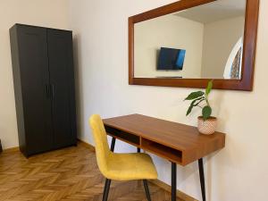 Boutique Rooms with Parking的电视和/或娱乐中心