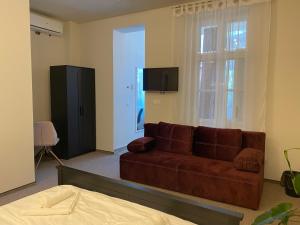 Boutique Rooms with Parking的电视和/或娱乐中心