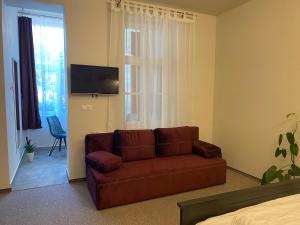 Boutique Rooms with Parking的电视和/或娱乐中心