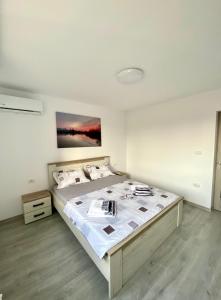 una camera con un grande letto di Apartament Livia a Jurilovca