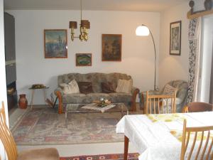 ein Wohnzimmer mit einem Sofa und einem Tisch in der Unterkunft Ferienwohnung Vogesen in Badenweiler