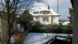ein Haus mit Schnee auf dem Boden davor in der Unterkunft Ferienwohnung Vogesen in Badenweiler