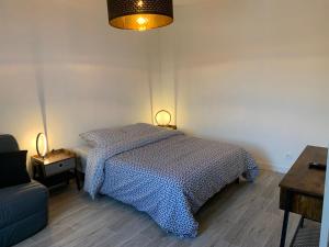 Un pat sau paturi într-o cameră la Le famillial , 2 chambres doubles Avec parking PRIVE gratuit NETFLIX, DISNEY PLUS DISPONIBLE