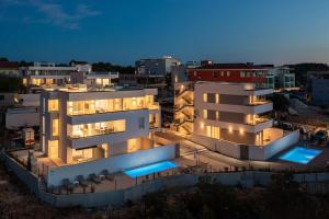 Bazén v ubytování Apartment Alegria in Okrug with heated Pool, Sea view, Jacuzzi, Wifi nebo v jeho okolí