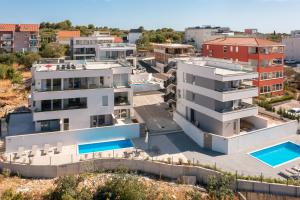 Bazén v ubytování Apartment Alegria in Okrug with heated Pool, Sea view, Jacuzzi, Wifi nebo v jeho okolí