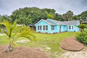 Zahrada ubytování Beachy Isle of Palms Home 1 Block to Coast!