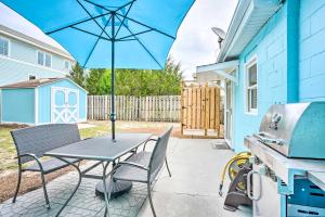 Patio nebo venkovní prostory v ubytování Beachy Isle of Palms Home 1 Block to Coast!