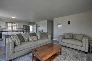 Billede fra billedgalleriet på Oak Island Beach Abode with Deck Walk to Shore! i Oak Island