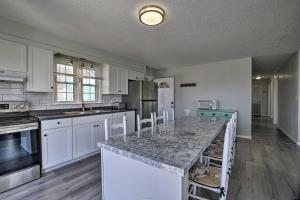 Billede fra billedgalleriet på Oak Island Beach Abode with Deck Walk to Shore! i Oak Island