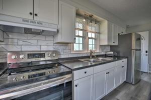 Billede fra billedgalleriet på Oak Island Beach Abode with Deck Walk to Shore! i Oak Island + 23 billeder