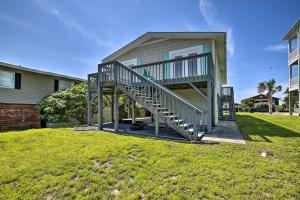 Foto da galeria de Oak Island Beach Abode with Deck Walk to Shore! em Oak Island