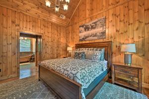 En eller flere senge i et værelse på Luxury Cabin with Hot Tub about 3 Miles to Hochatown!