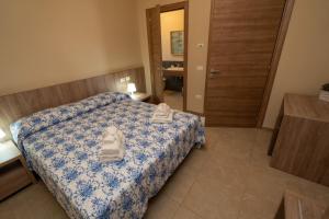 um quarto de hotel com uma cama com toalhas em Il Tufo em Montesano sulla Marcellana