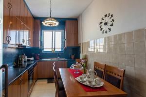 Kuchyňa alebo kuchynka v ubytovaní ''Armens luxury home'' 3 minutes from the beach by foot