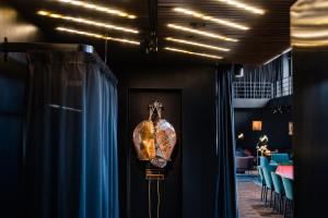 um quarto com cortinas azuis e uma escultura numa mesa em Telegraph Loft em Olomouc