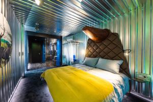 um quarto com uma cama grande e um cobertor amarelo em Telegraph Loft em Olomouc