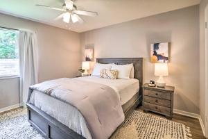 een slaapkamer met een bed en een plafondventilator bij Tiny Home Retreat with Patio, Walk to 6th St in Austin