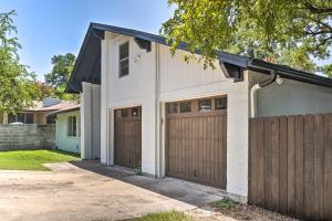 Gallery image of Tiny Home Retreat with Patio, Walk to 6th St in Austin
