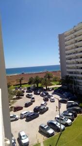een parkeerplaats met auto's voor een gebouw bij Sol e Praia Alvor in Alvor