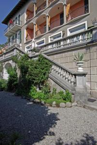 un edificio con escaleras y plantas delante de él en Bed and Breakfast Casa Locarno en Locarno