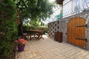 Κήπος έξω από το Gîte Les Myrtilles Saint-Nabord, 5 personnes, 4 pièces avec garage +7 φωτογραφίες