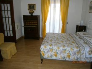 ナポリにあるIl Giglio Rossoのベッドルーム1室(ベッド1台、ドレッサー、窓付)