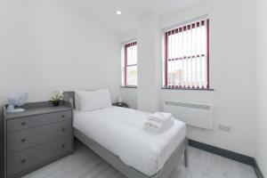Un pat sau paturi într-o cameră la Nottingham City Centre Short Stay Apartments with Parking