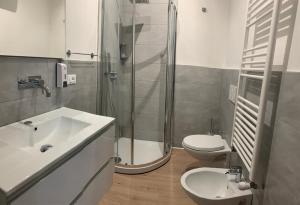 ボローニャにあるMarconi 30 Apartmentのシャワー、洗面台、トイレ付きのバスルーム