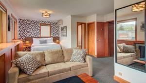 Кровать или кровати в номере The Bristol Hotel