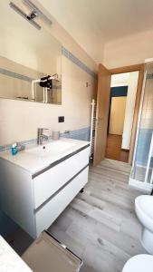 łazienka z białą umywalką i toaletą w obiekcie Blu Balena - appartamento piano attico con terrazze w mieście Tarent +11 zdjęć