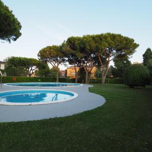 una piscina en medio de un patio en villetta con piscina a due passi dal mare, en Duna Verde