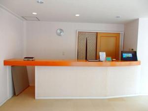 un mostrador en una oficina con un escritorio dentro en Sabi Katayama - Vacation STAY 56437v, en Kaiyo