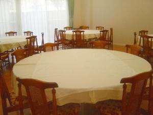 Kaiyo的住宿－Sabi Katayama - Vacation STAY 56437v，用餐室配有桌椅和白色桌子