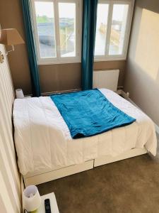 Ένα ή περισσότερα κρεβάτια σε δωμάτιο στο Appartement La Rotonde vue sur mer