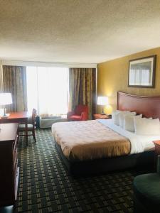 A bed or beds in a room at Quail Inn and Suites - Myrtle Beach