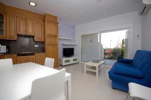 ロザスにあるInmoSantos Oasis E3のリビングルーム(青いソファ付)、キッチン
