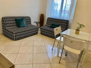 a living room with two chairs and a table at Tuanis in Naples