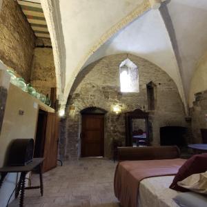 una camera con un letto in un edificio in pietra di Castillo-Palacio de Bulbuente a Bulbuente