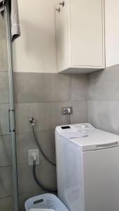 a small bathroom with a toilet and a shower at Momy's House in San Donà di Piave