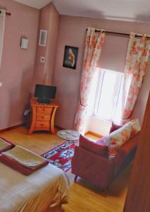Jasmine Guest Suite في بونتا دو بارغو: غرفة معيشة مع أريكة ونافذة