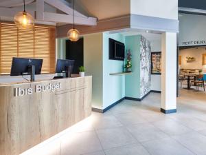 een lobby van aubs budget met een receptie bij ibis budget Bayonne in Bayonne