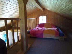 1 dormitorio en una cabaña de madera con 1 cama. en Ferienhaus Kranichhorst - Exklusiv-Nutzung mit großem Garten und Strandnähe en Bodstedt