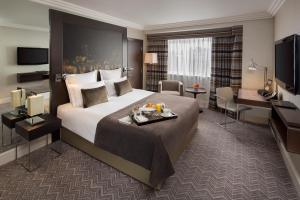 Кровать или кровати в номере Jumeirah Lowndes Hotel