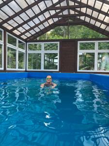 mężczyzna w basenie z basenem w obiekcie Winterfell Korbielów - dom z basenem sezonowym lipiec-sierpień w Korbielowie