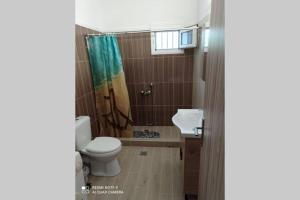 łazienka z toaletą i umywalką w obiekcie Avocado house w mieście Finikounda