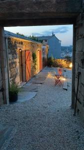 une entrée à un bâtiment avec une table et un banc dans l'établissement CASA SOLANCE, à Sarria