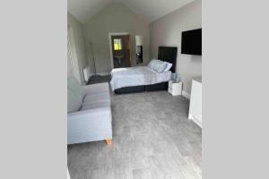 Foto dalla galleria di The Forest Chalet - Stunning Studio Apartment a Ballycastle