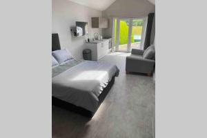 Foto dalla galleria di The Forest Chalet - Stunning Studio Apartment a Ballycastle