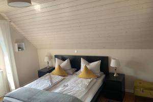 Tempat tidur dalam kamar di Gemütliche Ferienwohnung im Hunsrück