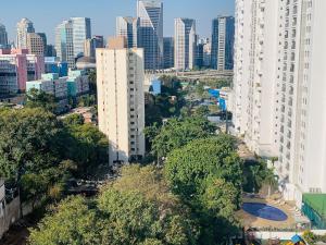 uma vista para uma cidade com edifícios altos e árvores em Studio Inteiro 84a ( Morumbi) em São Paulo